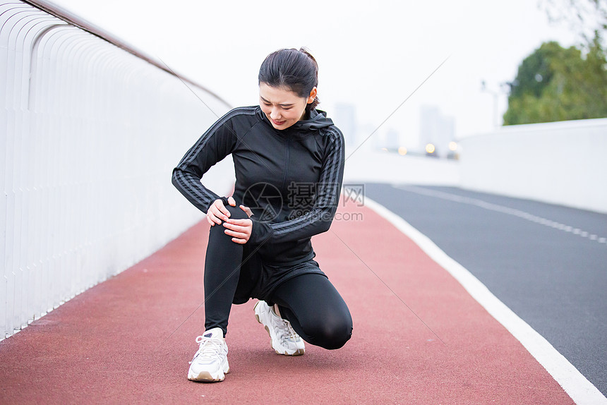 跑步的女性膝盖损伤运动员受伤图片