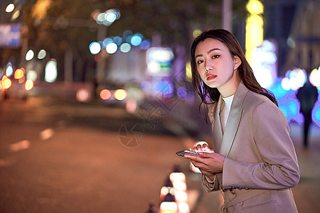 夜晚加班都市女性街头呼叫网约车背景