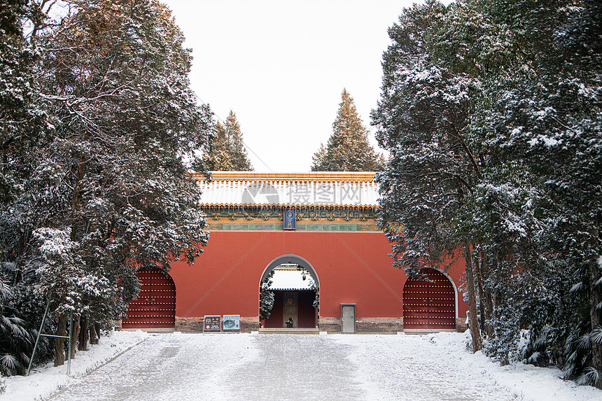 南京明孝陵红墙雪景图片