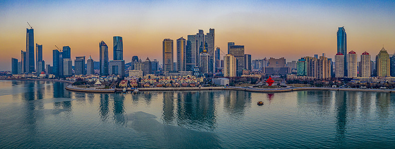 城市晨曦晨曦中的青岛沿海一线高楼全景背景