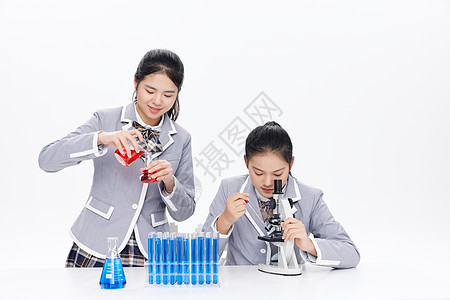 在实验室做实验的女学生图片