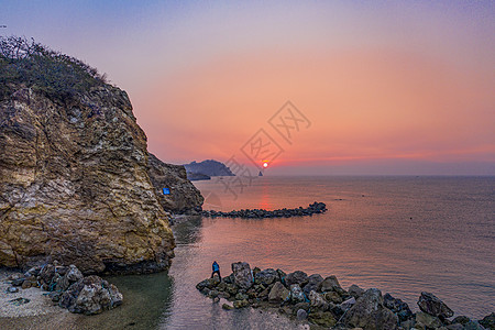 青岛海水浴场青岛石老人海水浴场海岸线日出背景