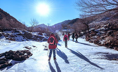 冬季雪中人物内蒙古冬季户外野营背景