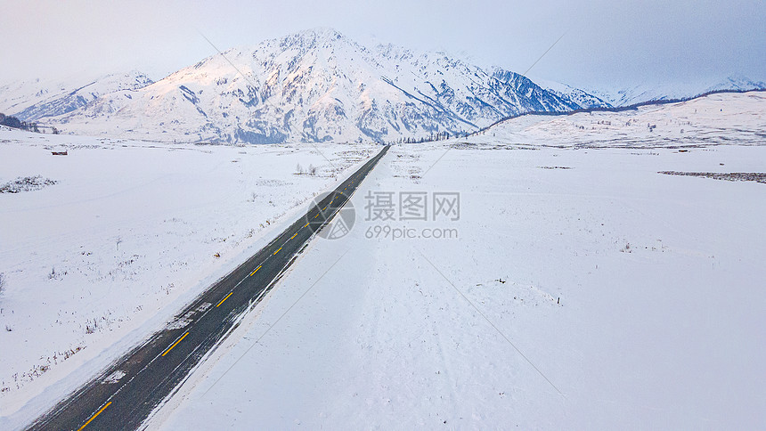 新疆冬季喀纳斯雪山公路道路图片
