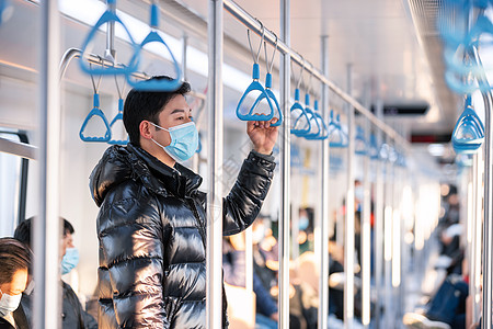 春节乘地铁的人站在地铁上的男性背景