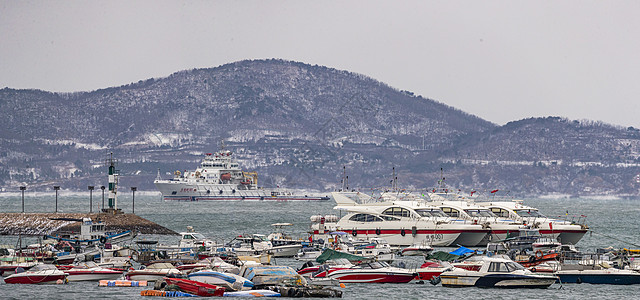 雪后的港口码头停靠的船高清图片