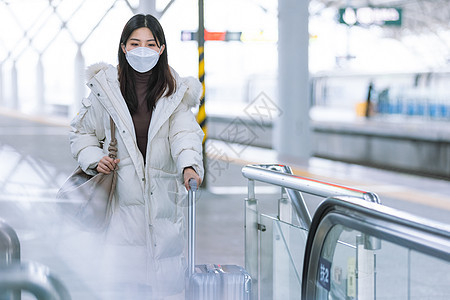 疫情期间乘坐火车的女性图片