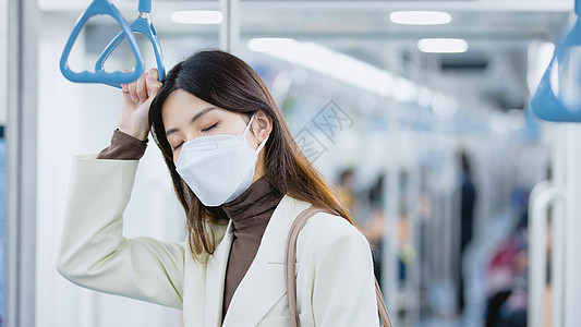 地铁回家下班疫情期间女性下班回家靠在扶手上睡着背景