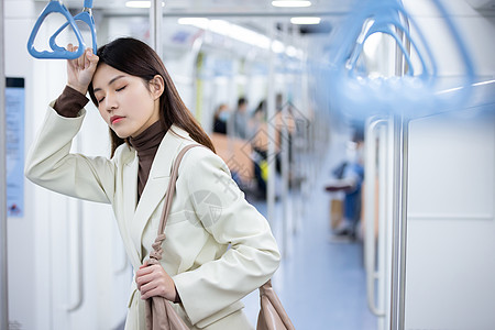 地铁回家下班下班回家的女性疲惫的靠在扶手上背景