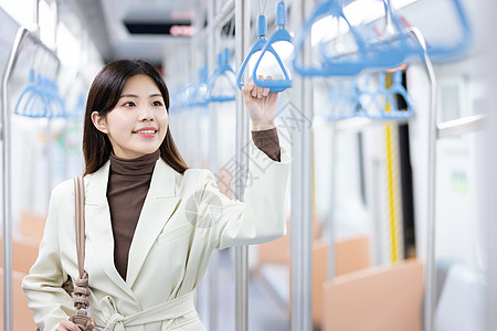 坐地铁通勤的职场女性图片