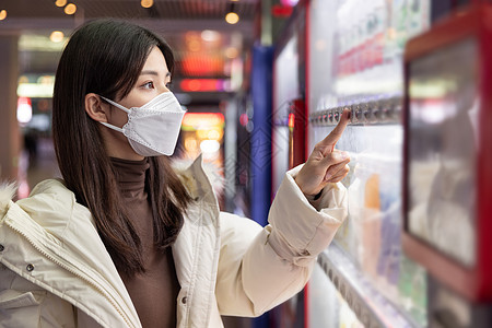 自助售卖机疫情期间女性在火车站选购饮料背景