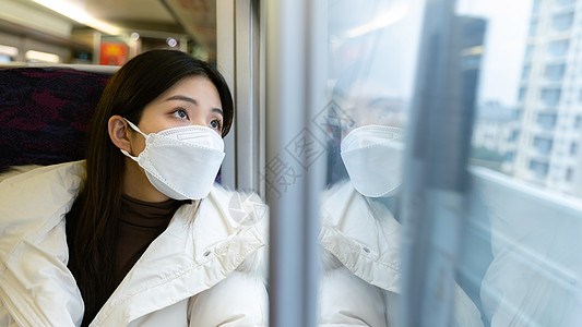 疫情期间返乡的女性看窗外风景高清图片