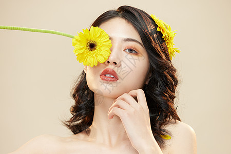 美女和鲜花创意美容妆面图片
