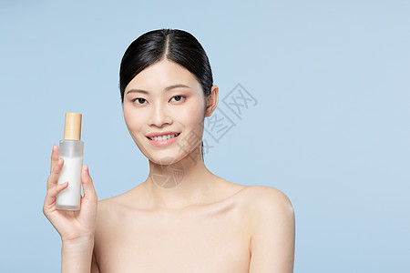 女性使用保湿乳液护理皮肤图片