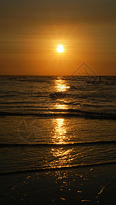 海滩上的日落之时图片