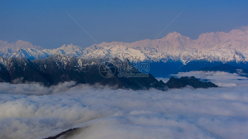 牛背山云海上的雪山图片