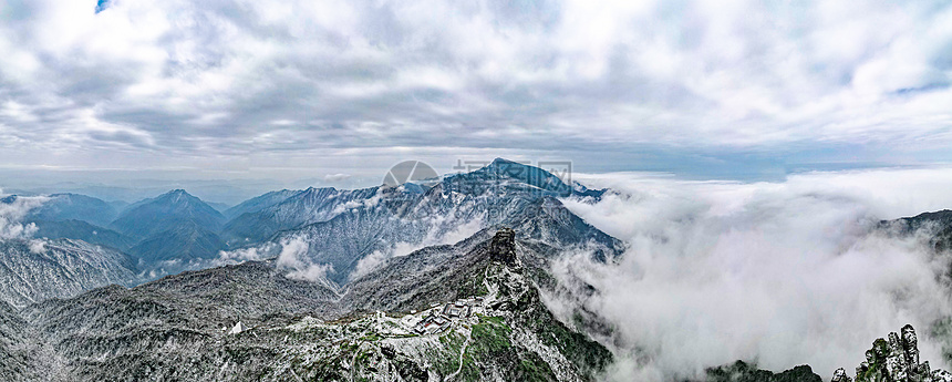 航拍贵州梵净山雪景全景图图片