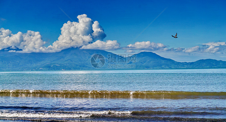 蓝天白云大海风光图片