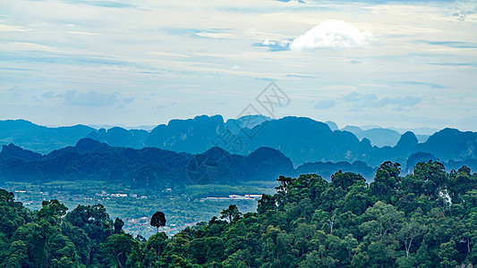 夏日风景在泰国甲米虎窟寺空中寺庙遥望的景色背景