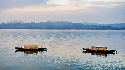 霞光壁纸傍晚千岛湖水库的渔船归来背景