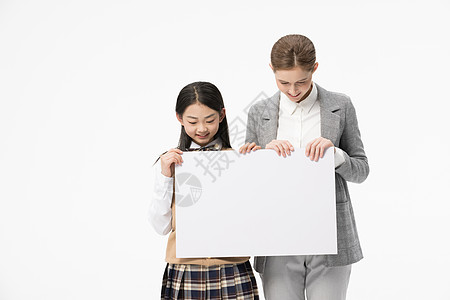 培训班招生海报外教与小女孩两人一起提着白板背景