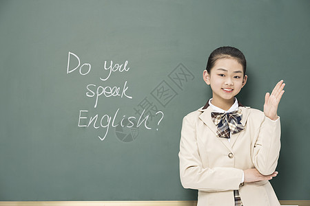 站在黑板前的女学生小女孩举手图片