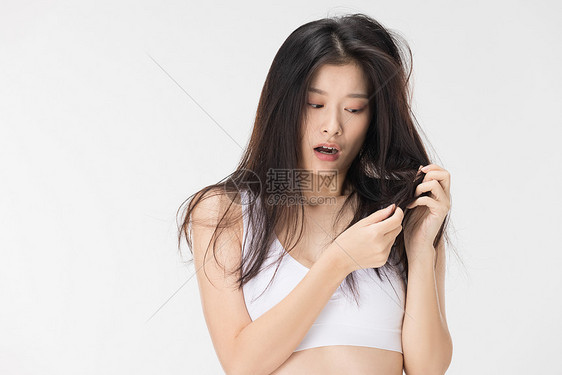 被脱发困恼的年轻女性图片