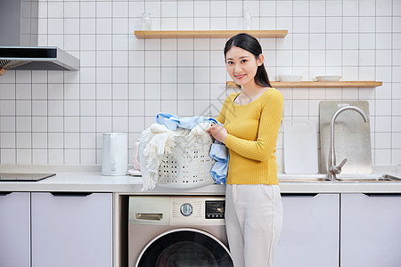 衣物篮家庭主妇居家整理脏衣篮洗衣服背景