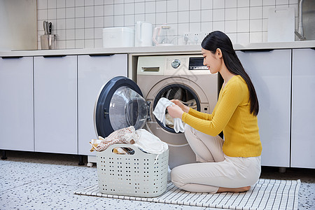 女衣家庭主妇居家整理脏衣篮洗衣服背景