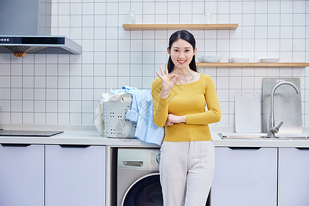 洗衣机家庭主妇居家整理脏衣篮洗衣服背景