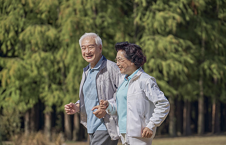 老年人早晨公园一起跑步图片