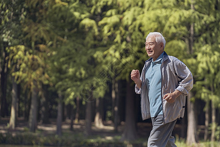 老年人公园晨跑高清图片