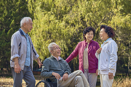 秋冬老年人公园聊天退休生活高清图片素材