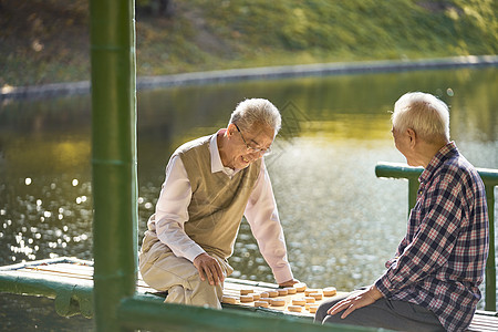 老年人公园下象棋图片