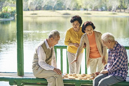 老年人公园下象棋高清图片