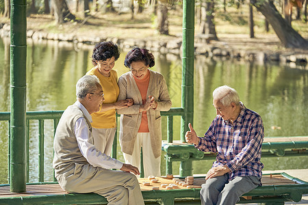 老年人公园下象棋背景