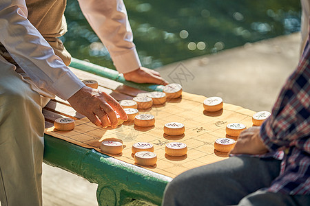 老年人公园下象棋特写背景