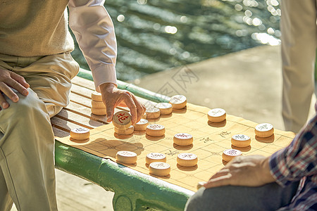 老年人公园下象棋特写背景