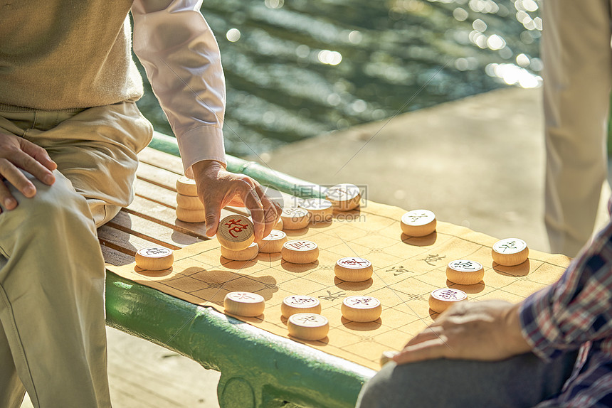 老年人公园下象棋特写
