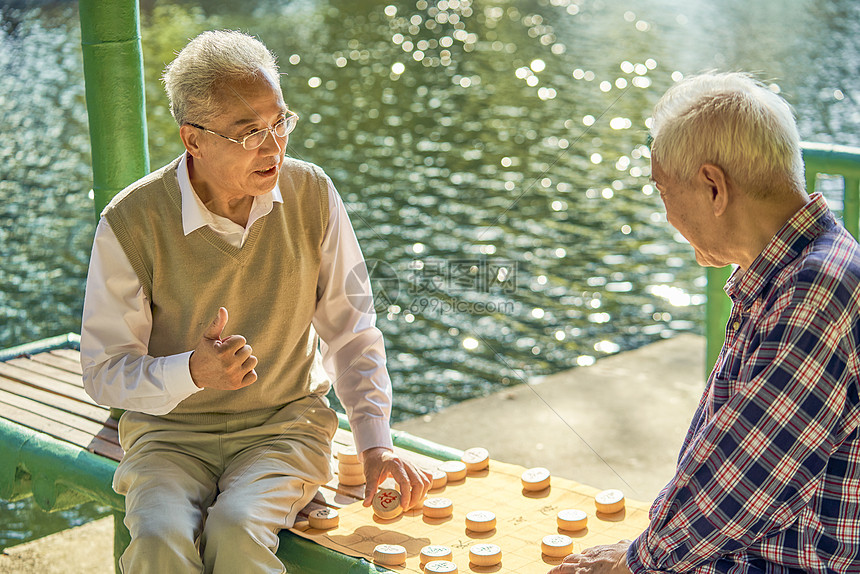 老年人公园下象棋图片