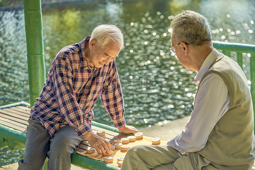 老年人公园下象棋图片