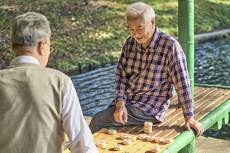 老年人公园下象棋图片