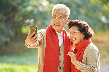 老人用手机老年夫妇视频通话背景