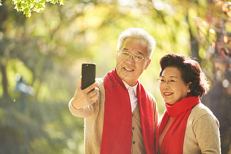 老年夫妇公园里用手机自拍图片
