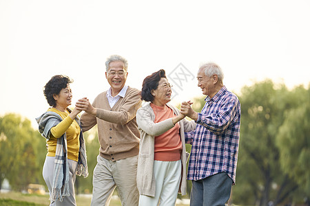 夫妻春天老年人开心跳交谊舞背景