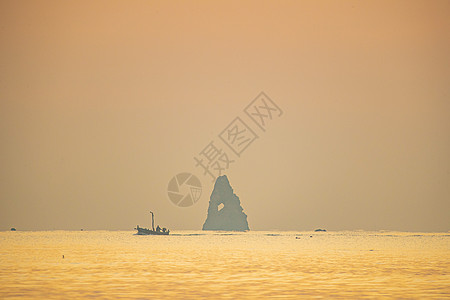 石老人海水浴场海上日出太阳与海蚀柱背景