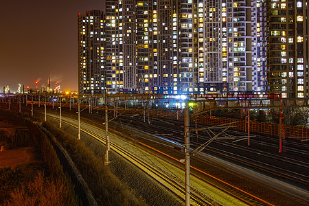 万家灯火与铁路轨道图片