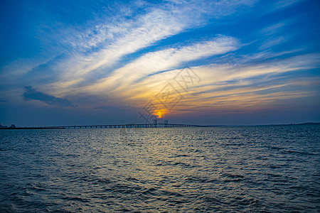 蓝天白云大海青岛胶州湾夕阳晚霞海上日落背景