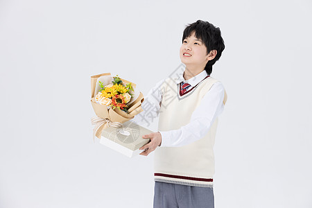 教师节递送礼物与鲜花的初中生图片