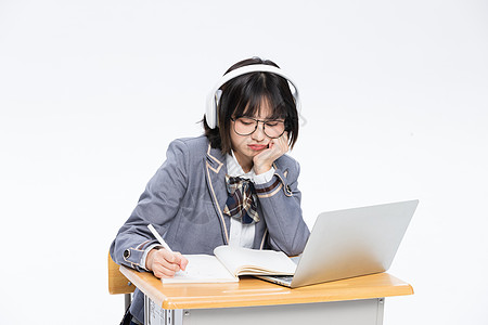 厌烦上网课的女大学生图片